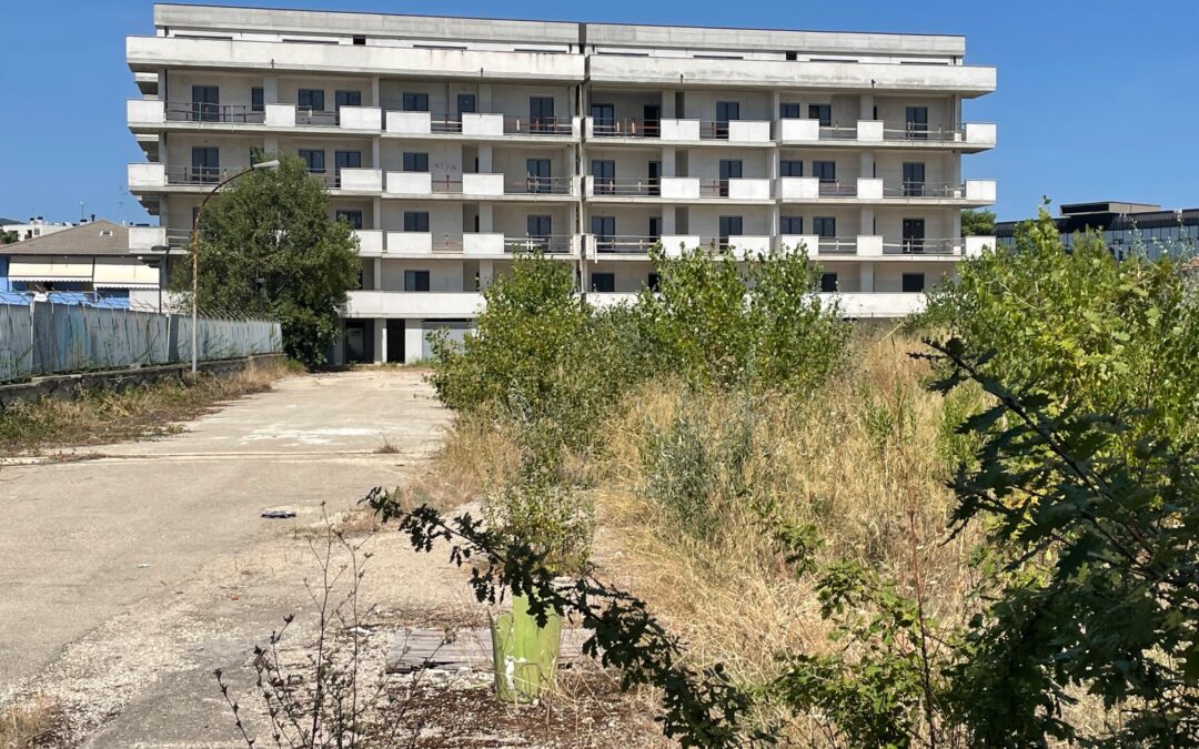 Pescara, nuovo Comando Provinciale dei Carabinieri in via Rigopiano, il consigliere Blasioli denuncia lo stato di abbandono e degrado del cantiere e sollecita Comune e Regione ad adoperarsi per il completamento della palazzina alloggi